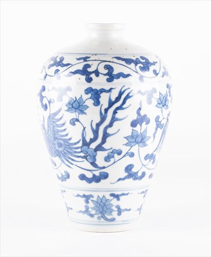 Lot 177 - A Chinese late Qing dynasty blue and white...