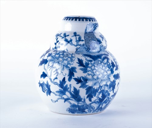 Lot 185 - A late 19th / early 20th century Chinese blue...