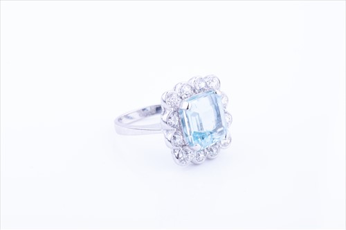 Lot 488 - An impressive diamond and aquamarine cocktail...