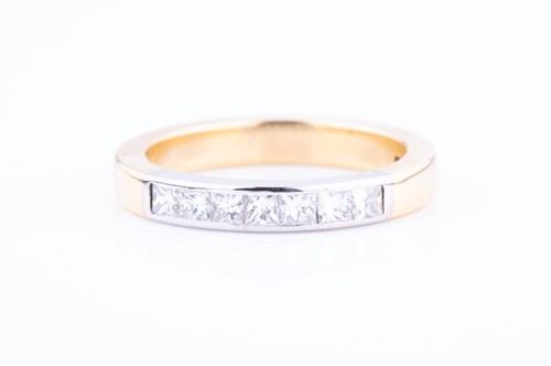 Lot 440 - An 18ct yellow gold and diamond band ring set...