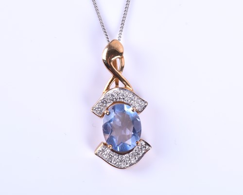 Lot 395 - A 9ct yellow gold and blue topaz pendant,...
