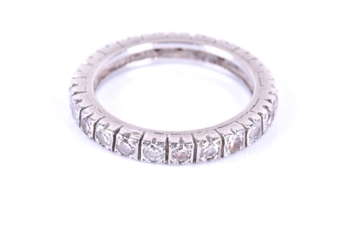 Lot 424 - A solitaire diamond ring, set with a round...