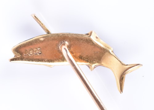 Lot 17 - Of fishing interest; an 18ct yellow gold and...