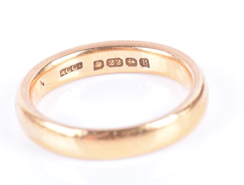 Lot 19 - A 22ct yellow gold wedding band size L,...