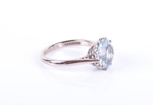 Lot 131 - An 18ct white gold and aquamarine ring set...