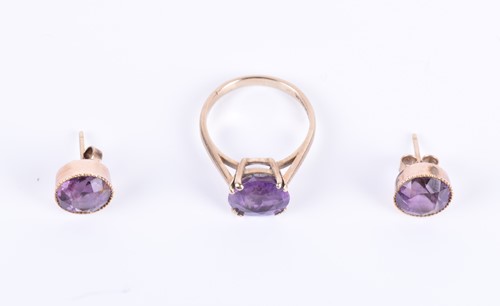 Lot 139 - A 9ct yellow gold and amethyst ring set with a...