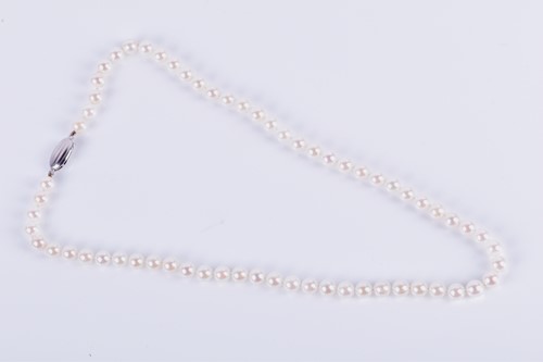 Lot 153 - A white pearl necklace comprised of rounded...