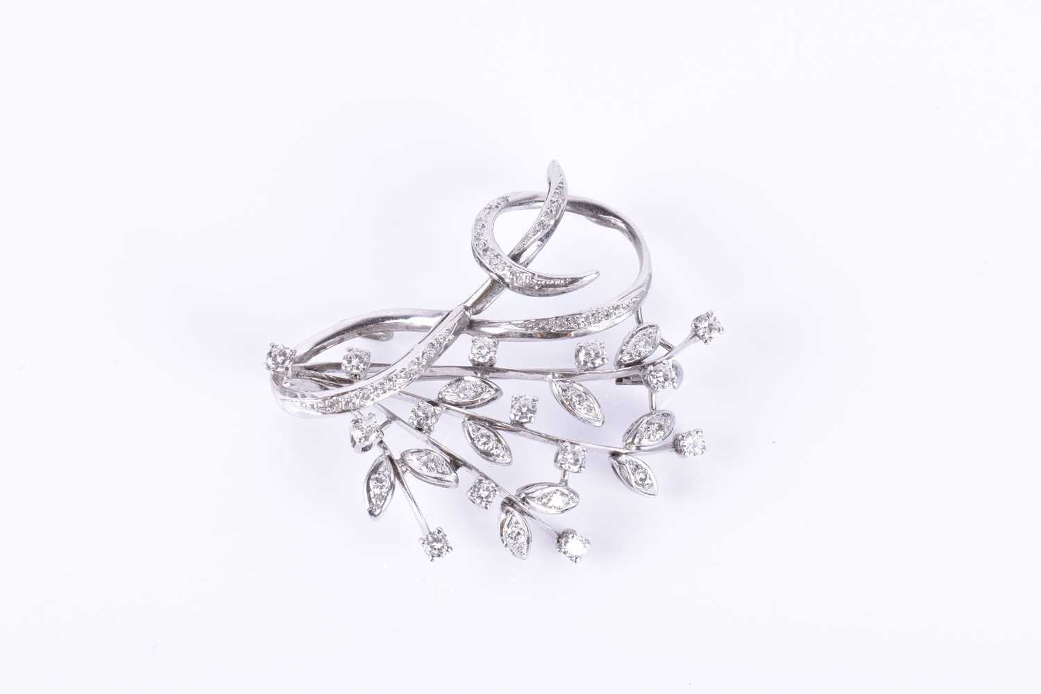 Lot 173 - A fine mid 20th century diamond brooch /...