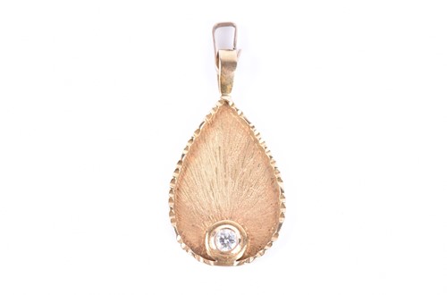 Lot 176 - An 18ct yellow gold and diamond pendant of...