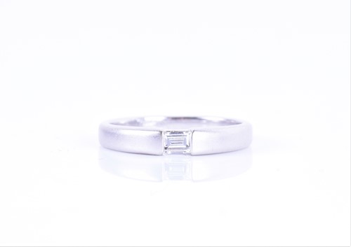 Lot 181 - An 18ct white gold and diamond ring the...