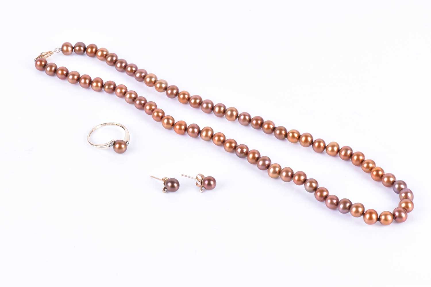 Lot 186 - A light brown pearl necklace 42 cm long,...
