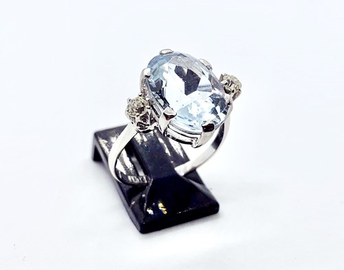 Lot 220 - A platinum aquamarine and diamond ring. ...