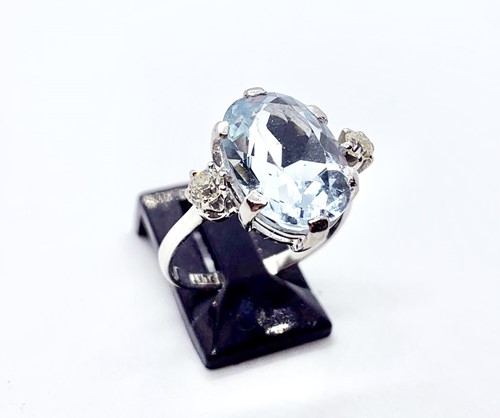 Lot 220 - A platinum aquamarine and diamond ring. ...