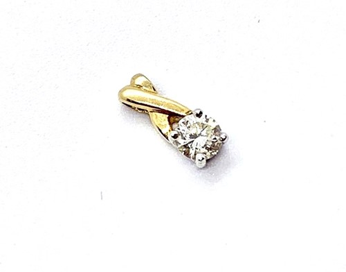 Lot 260 - An 18ct yellow gold single stone diamond...