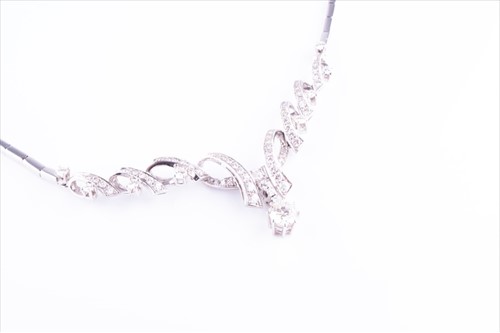 Lot 411 - An 18ct white gold and diamond necklace...