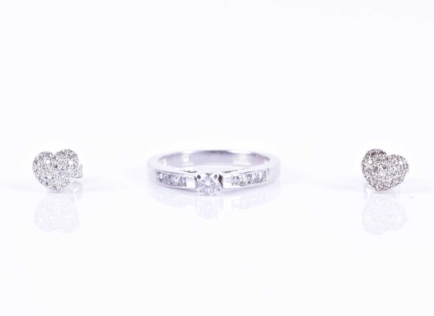 Lot 291 - A white metal and diamond ring set with a...