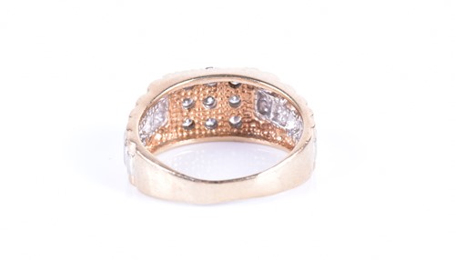 Lot 333 - A gents 9ct yellow gold and diamond signet...