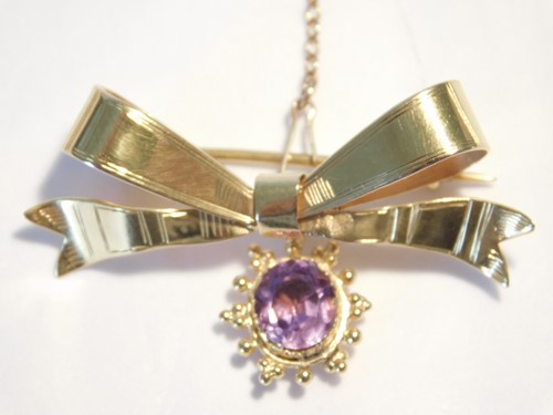 Lot 350 - A 9ct gold bow brooch with amethyst pendant...