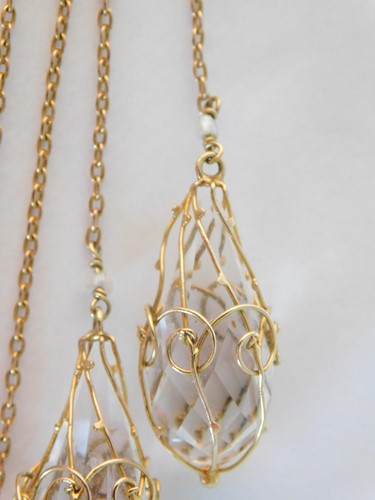 Lot 351 - A 9ct gold necklace with faceted pendant drops,...