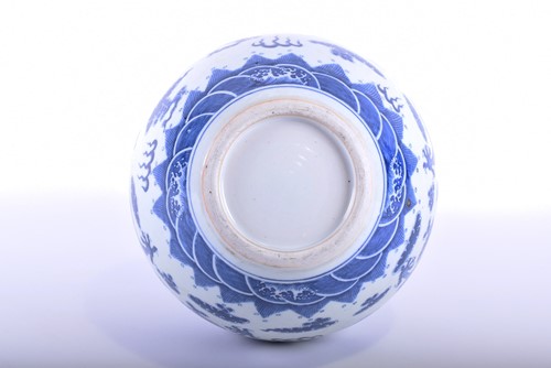 Lot 268 - 中国，青花龙纹天球瓶一件