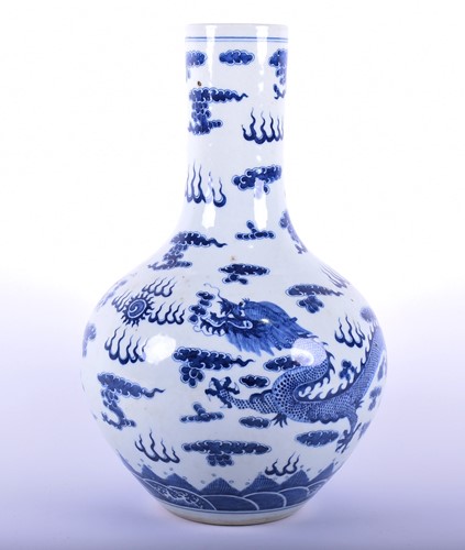 Lot 268 - 中国，青花龙纹天球瓶一件