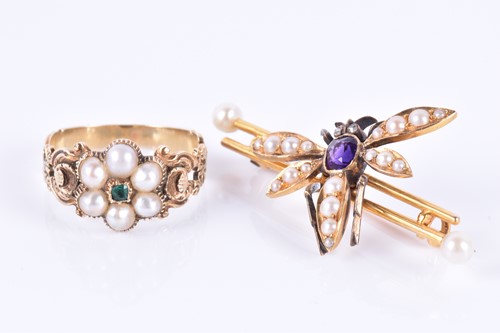 Lot 121 - A yellow metal, pearl, and emerald ring with...