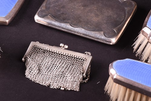 Lot 601 - A Geo V ladies silver mesh evening bag, A M &...