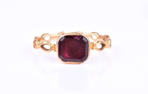 Lot 629 - A yellow metal and garnet ring in the Georgian...