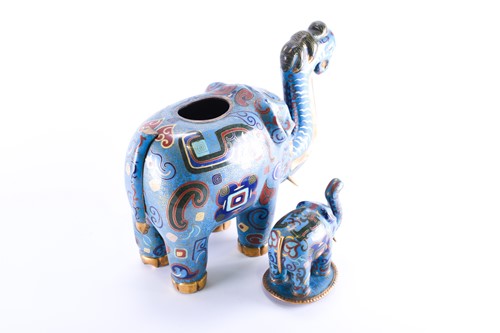 Lot 84 - 中国，大象与幼象景泰蓝一件，20世纪