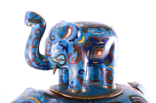 Lot 84 - 中国，大象与幼象景泰蓝一件，20世纪