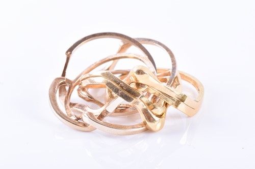Lot 914 - A yellow metal puzzle ring comprising of eight...
