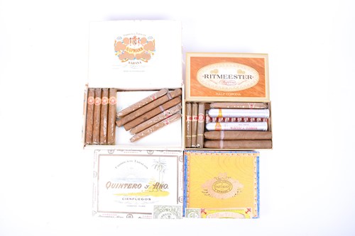 Lot 325 - A collection of assorted cigars, including an...