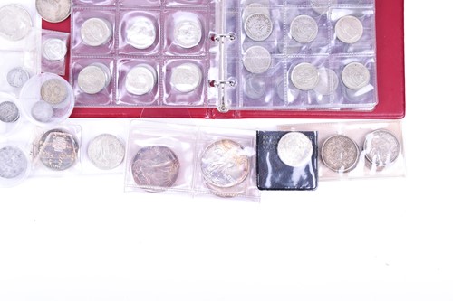 Lot 423 - A collection of silver and other coins to...