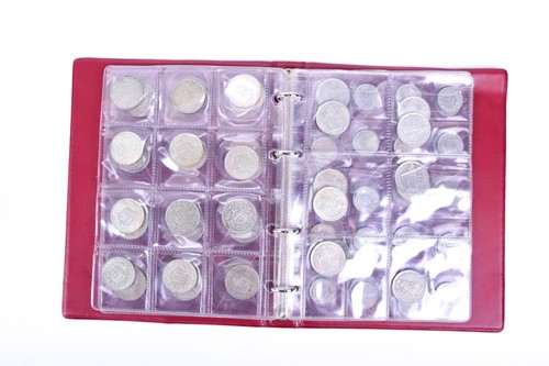 Lot 423 - A collection of silver and other coins to...
