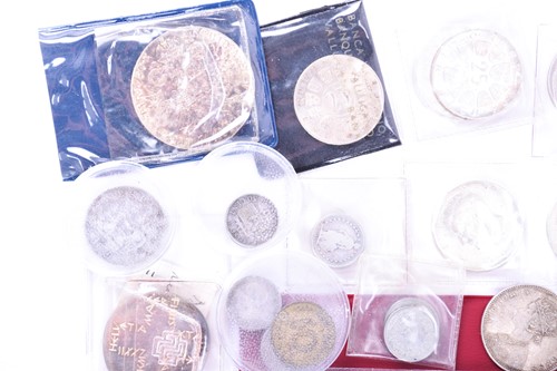 Lot 423 - A collection of silver and other coins to...