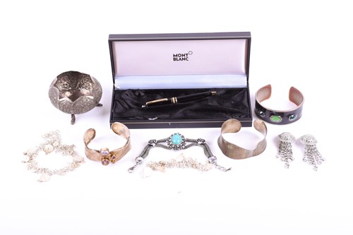 Lot 631 - A group of various jewellery items to include...