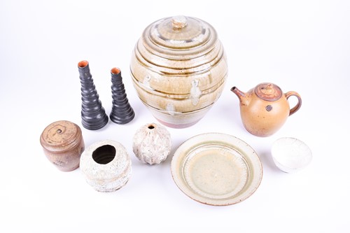 Lot 223 - A mixed lot of studio pottery to include a...