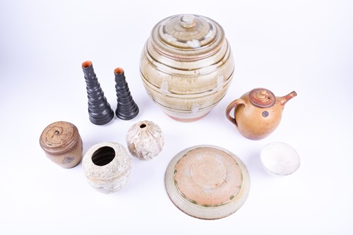 Lot 223 - A mixed lot of studio pottery to include a...
