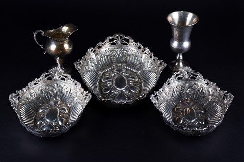 Lot 495 - A graduated set of three Edwardian oval silver...