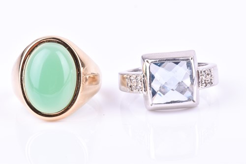 Lot 687 - A 9ct yellow gold and green agate ring set...