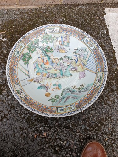 Lot 170 - A Chinese porcelain charger, early 20th...
