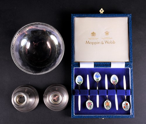 Lot 451 - A late 20th century Mappin & Webb boxed silver...