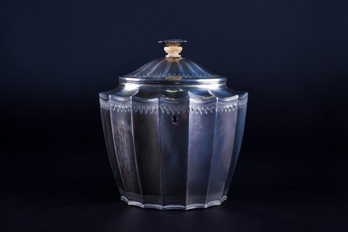 Lot 432 - A Geo III silver tea caddy, Robert Hennell I,...