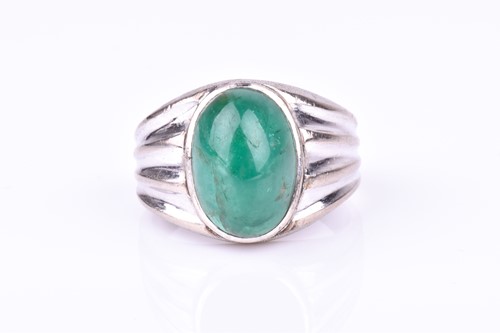 Lot 789 - A white metal and emerald ring set with an...