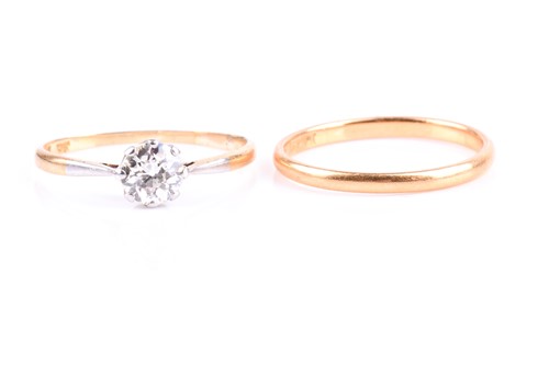 Lot 577 - An 18ct yellow gold and solitaire diamond ring...