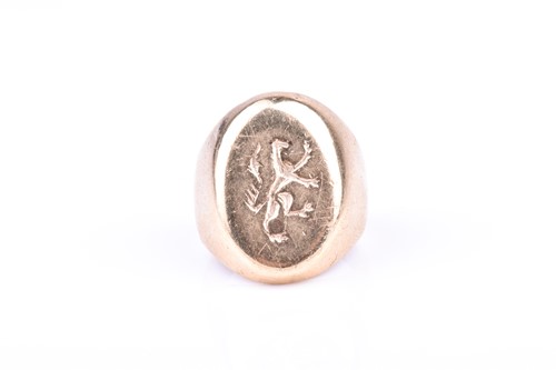 Lot 676 - A 9ct yellow gold gentleman's signet ring, ...