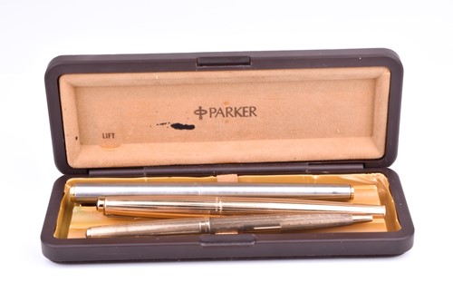 Lot 333 - A Parker 9ct yellow gold ball point pen, with...