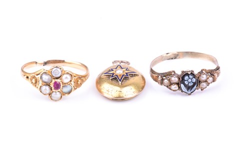 Lot 688 - A late 19th / early 20th century yellow gold,...