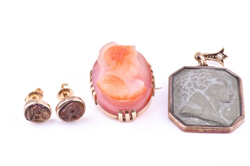 Lot 538 - A 19th century yellow metal mounted lava cameo...