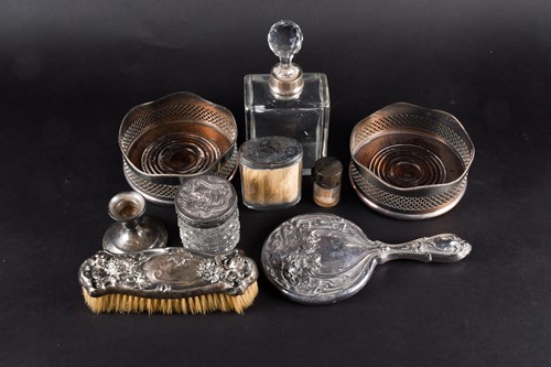 Lot 446 - A small collection of silver comprising, a...